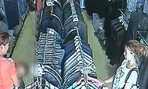 用小孩兒作掩護盜竊服裝店衣服