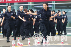 杭州蕭山機場HI-PE安檢門通道安檢員統一換新裝[圖]