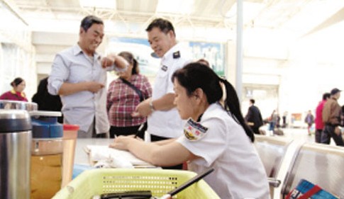 昆明火車站X關機5分鐘安檢掃描發現2把刀具[圖]