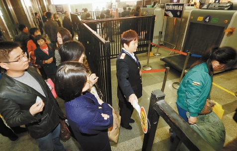 杭州火車站安檢機通道平均每天攔截禁運物品20起[圖]