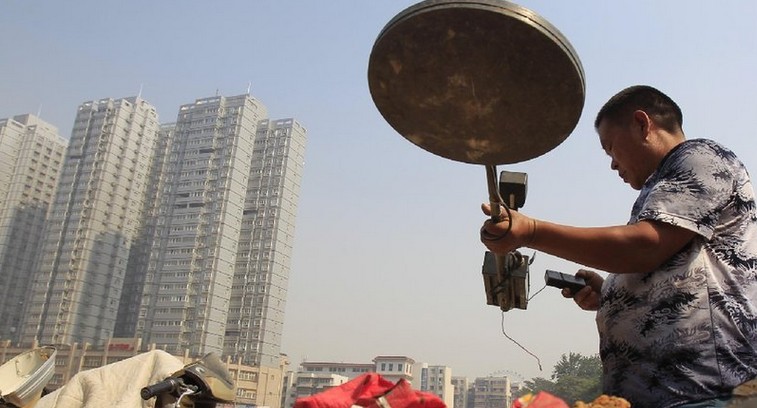 拾荒者裝備地下金屬探測(cè)儀：廢銅爛鐵變寶物[圖]