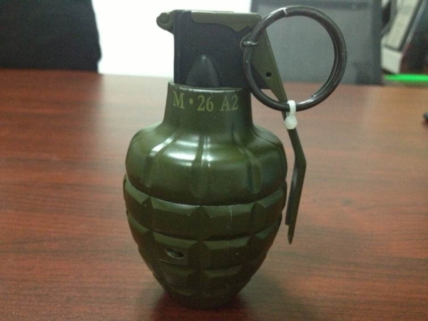 機場安檢機檢測標準高   新疆博樂發現手雷式打火機[圖]