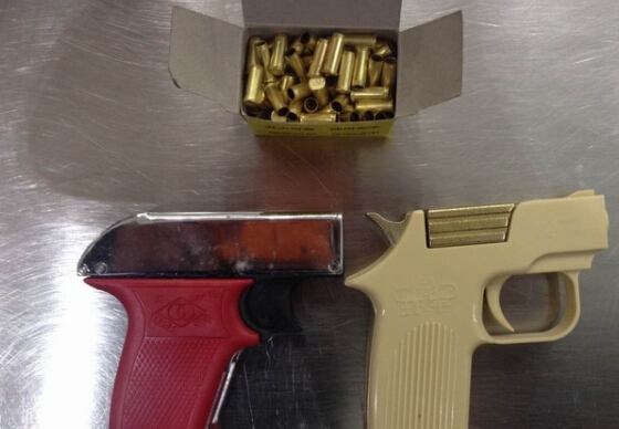 南京機場安檢門通道查獲兩把發令槍[圖]