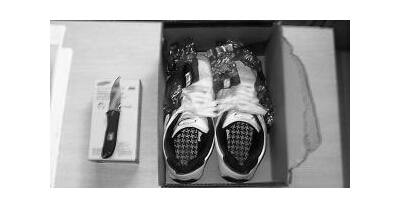 蘭州中川機(jī)場(chǎng):安檢門探測(cè)發(fā)現(xiàn)鞋盒內(nèi)匕首[圖]