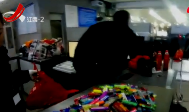 男子三年積攢420只打火機(jī)被車站金屬安檢門報(bào)警攔截