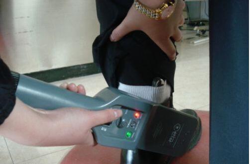 安檢門廠家提示：一旅客安檢時(shí)將打火機(jī)藏襪中被取消乘機(jī)資格