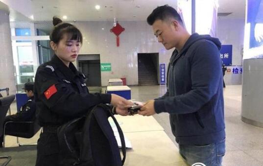 安檢門廠家：粗心乘客過安檢忘拿包安檢員緊急尋人送還！