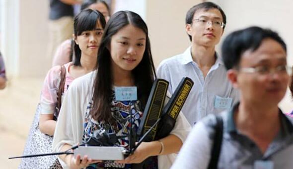 成都高考中考期間需經(jīng)過(guò)學(xué)校金屬探測(cè)儀安檢