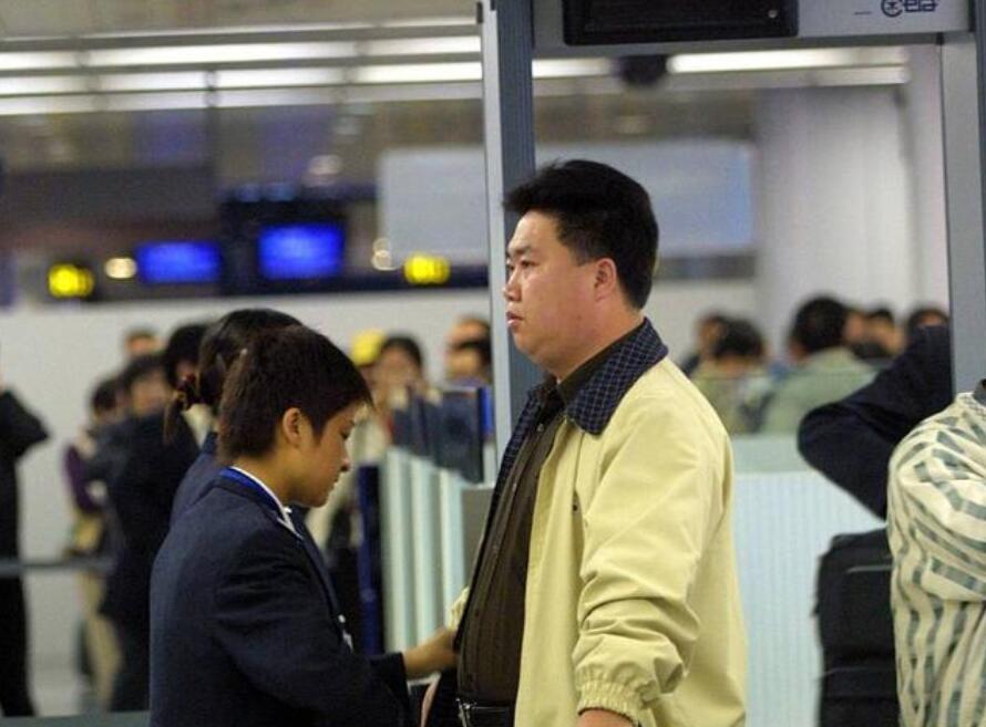 小知識(shí)：身上有鋼板能坐飛機(jī)通過安檢門的檢測？